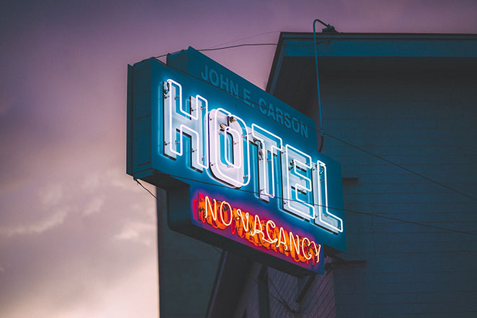 Вывеска No Vacancy у мотеля в США